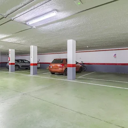 Spacious Holiday Apartment With Swimming Pool, Ac & Parking Appartement