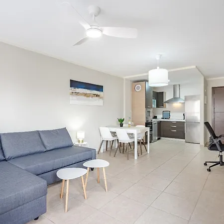 Daire Bright & Modern In Mar With Terrace Ac And Swimming Pool